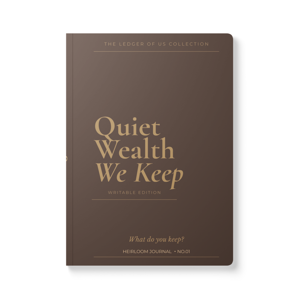 Quiet Wealth We Keep - Journal de famille inscriptible | The Ledger of Us - Édition Chocolat n°01 | Carnet à couverture souple avec impressions intérieures (100/200 pages)